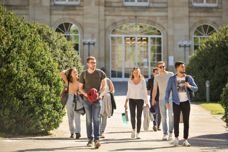 Junge Menschen vor dem Hohenheimer Schloss