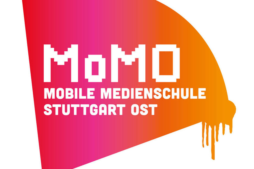 Weioßer Schriftzug MoMO auf pink orangefarbenem Hintergrund